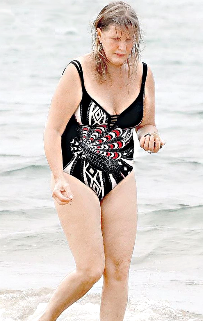 Елена степаненко в купальнике на пляже